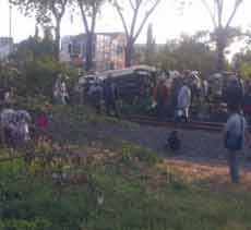 Isuzu Panther Tabrak Rel KA Macetkan Lalin Ahmad Yani