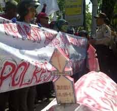 Ratusan Buruh Kecam Pembubaran Paksa Dari Polres Sidoarjo