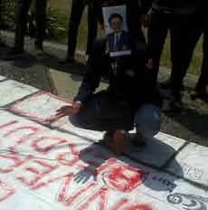 Mahasiswa Unibraw Main Monopoli Pertanda Protes SPP Naik