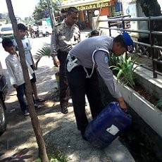 Polisi Sita 16 Jeriken Tuak yang akan Dijual di Bandung