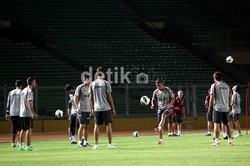 Jelang melawan Timnas Indonesia, para pemain Valencia CF berlatih serius di Stadion Gelora Bung Karno, Jakarta.