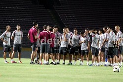 Pelatih Valencia FC, Mauricio Pellegrino memberikan intruksi kepada para pemainnya sebelum melakukan sesi latihan.