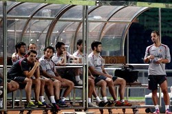Kapten tim Valencia FC Roberto Soldado (kanan), bersandar di bench pemain. Para pemain Valencia FC itu menjajal rumput Stadion Gelora Bung Karno untuk mempersiapkan diri melawan Timnas Indonesia, Sabtu (4/8/2012) mendatang.