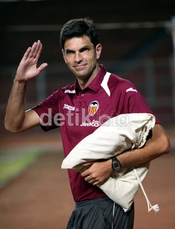 Pelatih klub Valencia Mauricio Pellegrino memberi salam kepada juru kamera media massa sebelum melakukan sesi latihan.