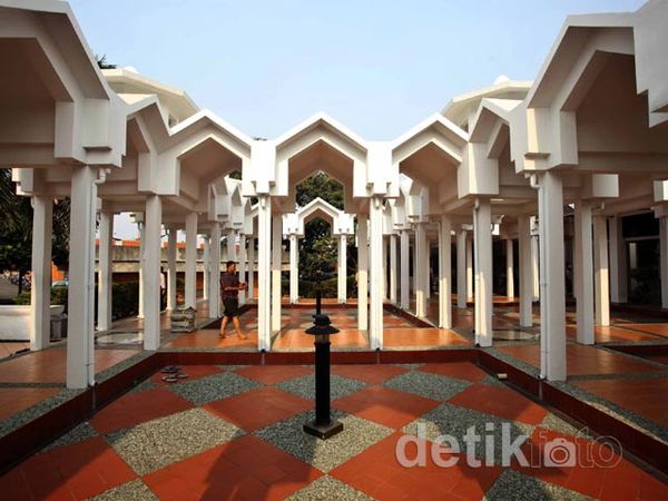 Di Masjid Ini, Para Musafir Sedunia Sholat&Berdoa