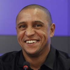 Roberto Carlos Resmi Akhiri Karier Sepakbola