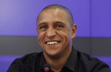 Roberto Carlos Resmi Akhiri Karier Sepakbola
