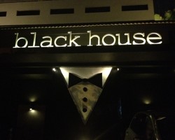 Blackhouse, Cafe & Resto dengan 7 Ruangan Bertema