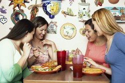 6 Tips Jitu Mencari Makanan Halal Saat Traveling