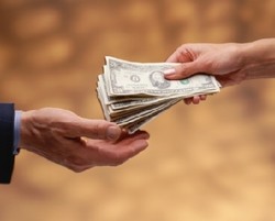 Question of the Month: Bolehkah Uang THR Dihabiskan untuk Belanja?