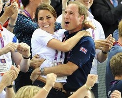 Kejadian Langka, Pangeran William & Kate Middleton Mesra di Publik