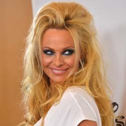 Makin Tua, Pamela Anderson Tetap Seksi