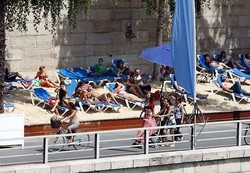 Berjemur Telanjang Dada, Warga Paris Terancam Dipenjara