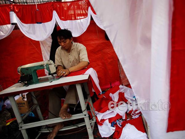 Agustus Datang, Penjahit Bendera Kebanjiran Order