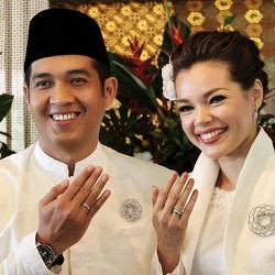 Mertua Harapkan Dewi Sandra Buru-buru Punya Momongan