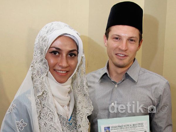 Kekasih Uli Auliani Jadi Mualaf