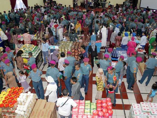 Marinir Gelar Bazar Ramadan