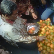 Tinjau Bazar Indag Ramadan di IBCC, Heryawan Beli Jeruk