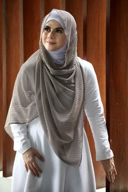 Astri Ivo dan Karier Baru Setelah Berjilbab