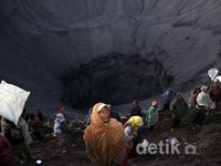 Mengintip Upacara Kasada di Bromo