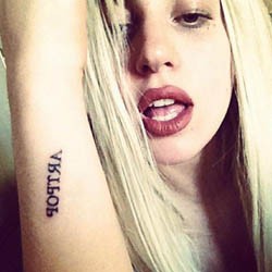 Lady Gaga Pamer Tato Baru
