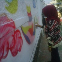 Puluhan Seniman Menggambari Tembok di Stasiun Bandung