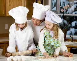 7 Strategi Agar si Kecil Mau Membantu Melakukan Pekerjaan Rumah