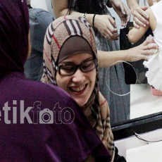  Neneng Dibawakan Sepatu Merah Oleh Sang Ibunda