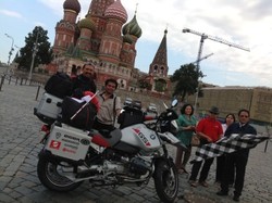 Lintasi Eropa, Kang Jeffrey Pajang Motornya di Lapangan Merah Rusia