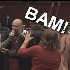 Astaga! Pendeta Ini Sembuhkan Orang Sakit dengan Menendang Wajah