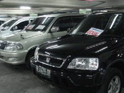 THR Cair, Mobil Bekas Diburu