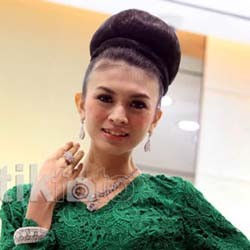 Donita Terlihat Anggun