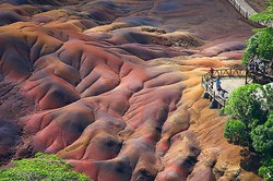Ajaib! Ada Bukit Pasir 7 Warna di Pulau Mauritius
