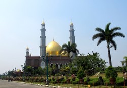 Bersimpuh di Masjid Kubah Emas, Depok