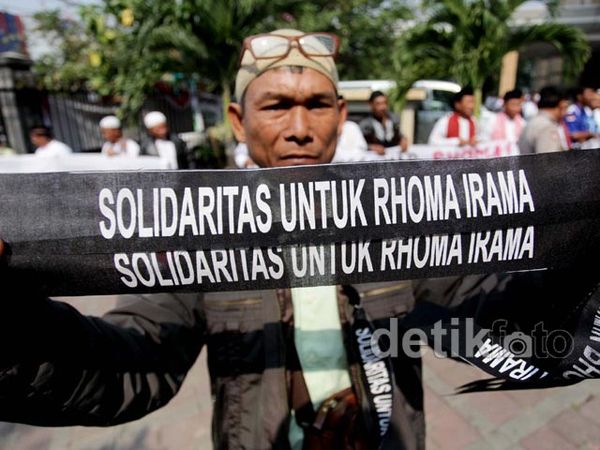 Gaya Penggemar Fanatik Dukung Rhoma