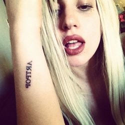 Lady Gaga Bocorkan Album Baru Lewat Tato