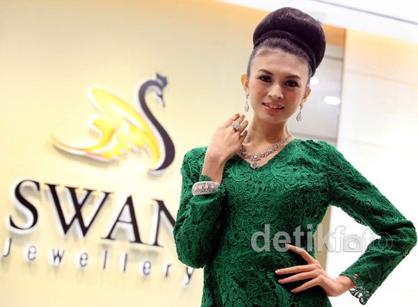 Donita Terlihat Anggun