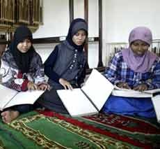 Puluhan Siswa Tuna Netra Baca Al-Quran Huruf Braille