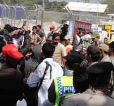 Ratusan Warga Demo Tuntut Dipekerjakan