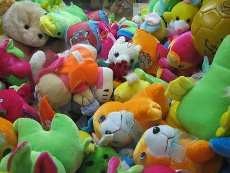 Di Makkah, Orangtua Ajarkan Anaknya Bersedekah Mainan