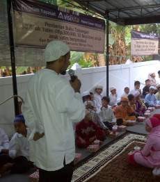 Alumni Gontor Santuni Anak Yatim Buku Tabungan