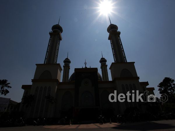 Masjid Al Barkah Simbol Kota Religius Masjid Al Barkah Simbol Kota Religius