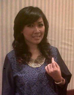 Rika Rafika, Mengenal Kesenian Sejak Masih Belia