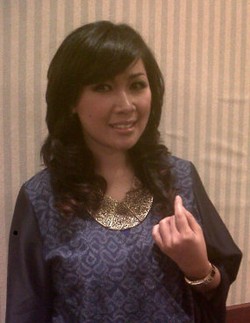 Rika Rafika, Bernyanyi dari Kampung Sampai Hotel Berbintang