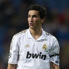 Aksi Nuri Sahin sebagai Bek Kiri Dapat Pujian