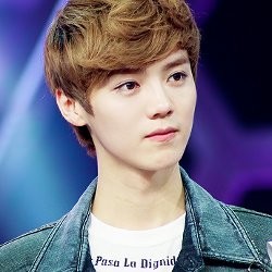 Dikerubuti Fans, Luhan EXO-M Jatuh di Bandara