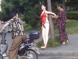 Wah! Boneka Seks Diikat ke Pohon untuk Kurangi Kecelakaan