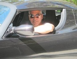 Bantu Sudan, George Clooney Lelang Mobil Listrik