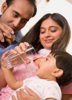 Si Kecil Menolak Minum Air Putih? Siasati Dengan Cara Ini!