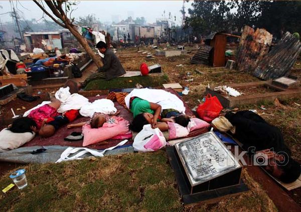 Rumahnya Hangus, Warga Tidur di Atas Kuburan